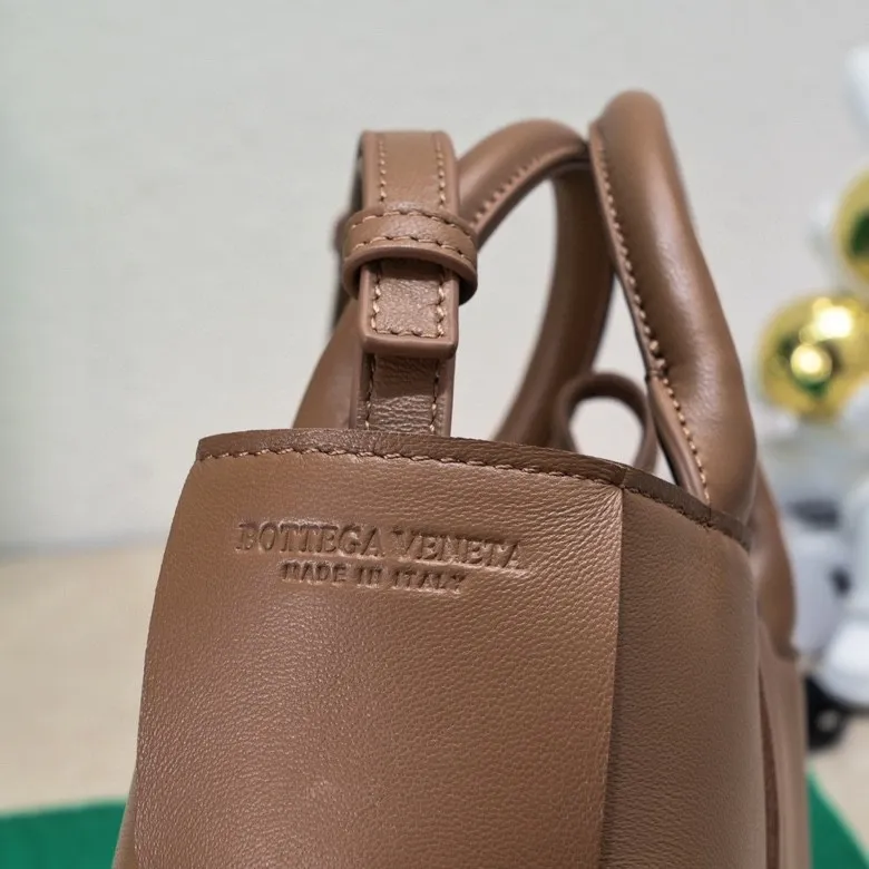 Batch 1420 BV Candy Arco super mini tote bag. The size of a mobile phone 😋 can only hold cuteness 🥰 I have always been fond of tote bags because it has no complicated design, is simple and neat, and can be easily matched with daily clothes. Key points, key points! It is equipped with a detachable shoulder strap, so you can match your different looks. It is full of texture. Size: 20*7*13 Style number: 9895#